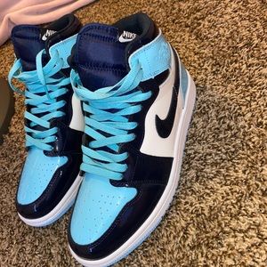 Nike Retro 1 mids. men’s 7 women’s 8.5
